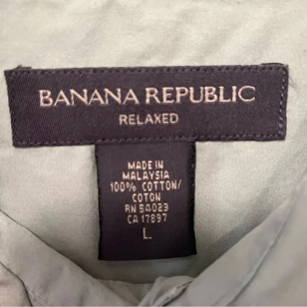 *30off3*NWOT. Banana Republic Button Down Dress Shirt. Relaxed Fit. Size Medium.